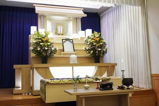葬儀の祭壇とは？祭壇の種類と役割、花や飾りなどについて解説