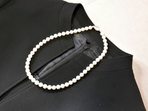 女性の喪服　真珠のネックレス