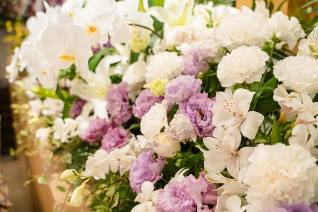 葬儀場でのお花の扱いについて。手配からマナーまでわかりやすく解説