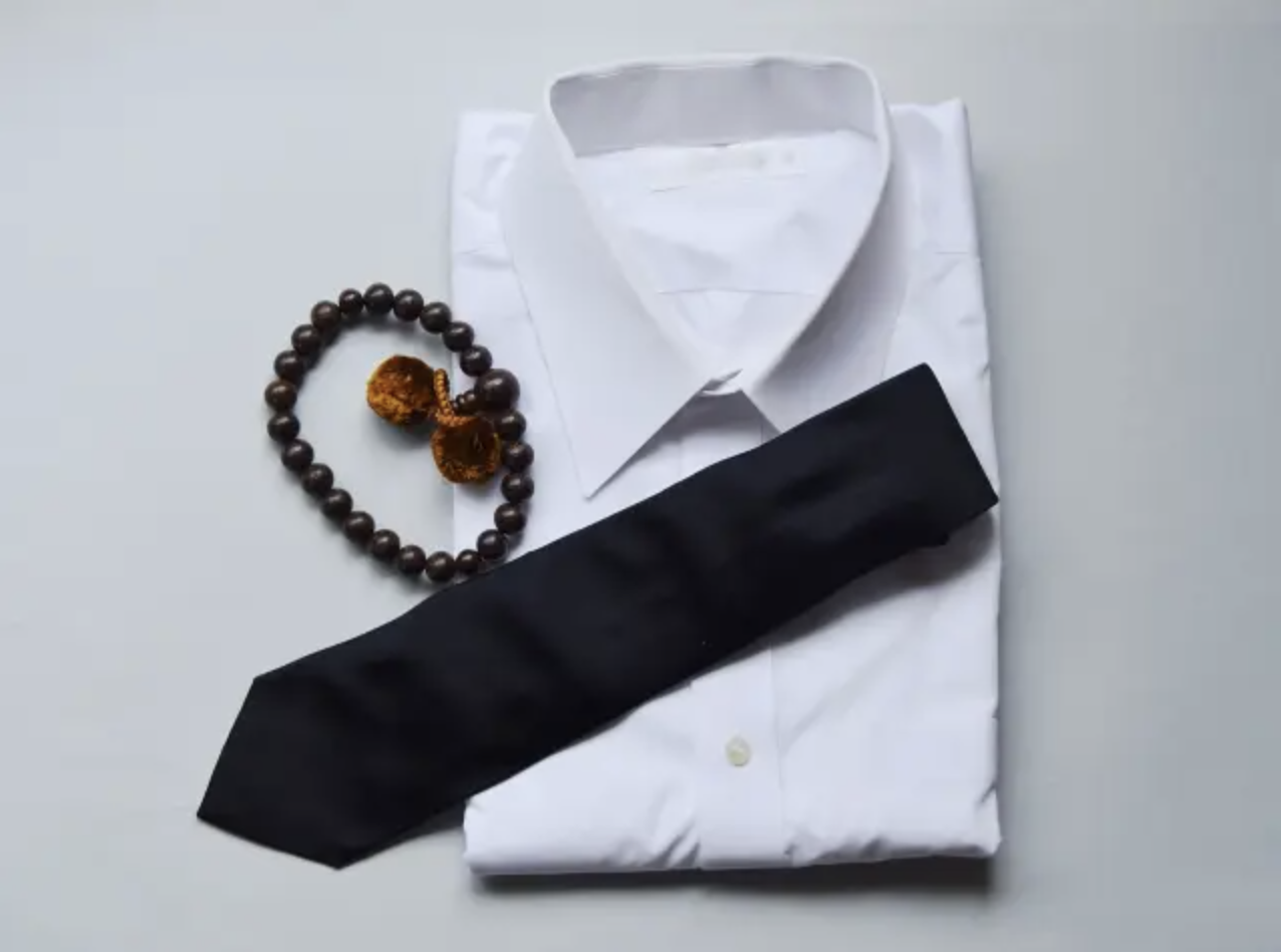 ワイシャツ黒ネクタイ、数珠