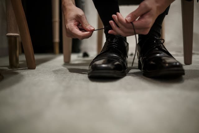 靴ひもを結ぶ男性