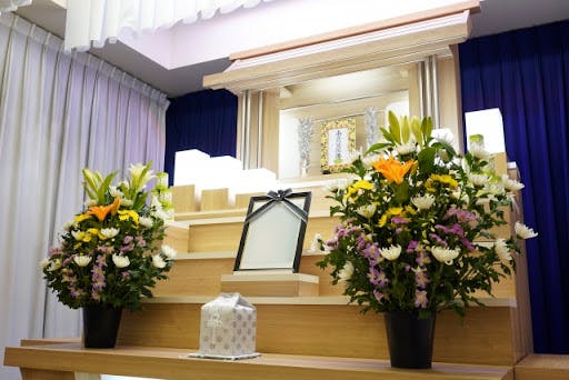 家族葬で供花を贈ってもいい？供花の選び方やおくる際の注意点を紹介