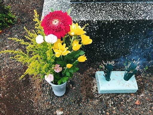 墓跡前の花と線香
