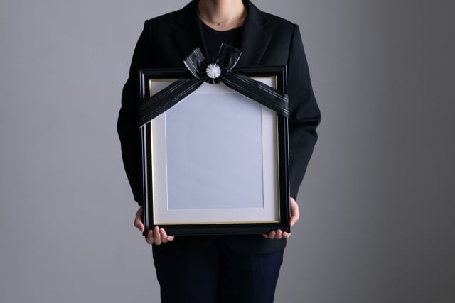 自宅での遺影の飾り方、場所や向きなどポイントを解説します!