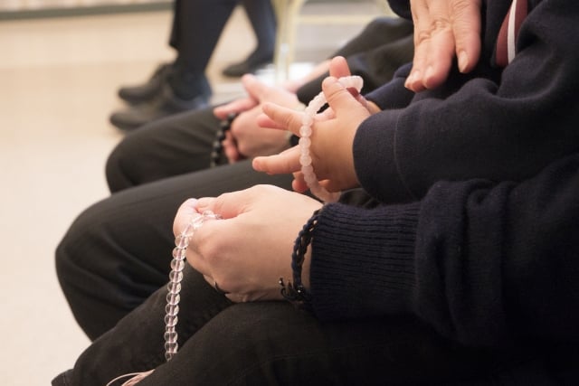 家族葬とは?呼べる人数や範囲は?葬儀の費用相場や流れと併せて解説