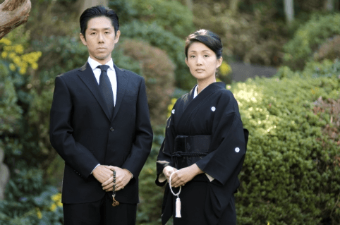 葬儀に合った服装とは?男女別に葬儀に適切な服装や装身具を紹介