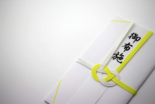 一日葬のお布施の平均相場を紹介。費用を抑えるコツって?