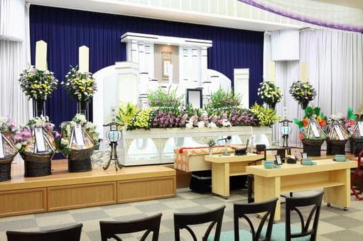 一日葬とは?メリット・デメリットや二日葬・火葬式との違いなどを網羅的に解説