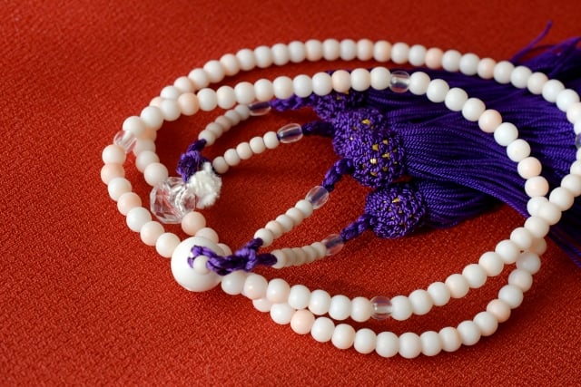 数珠ってどのように使うの?数珠の種類や持ち方について紹介します