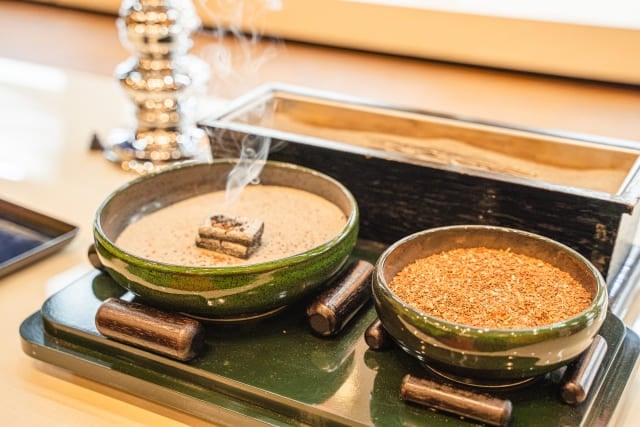 家族葬に焼香だけの参加はできるの?焼香のルールやマナーも分かる